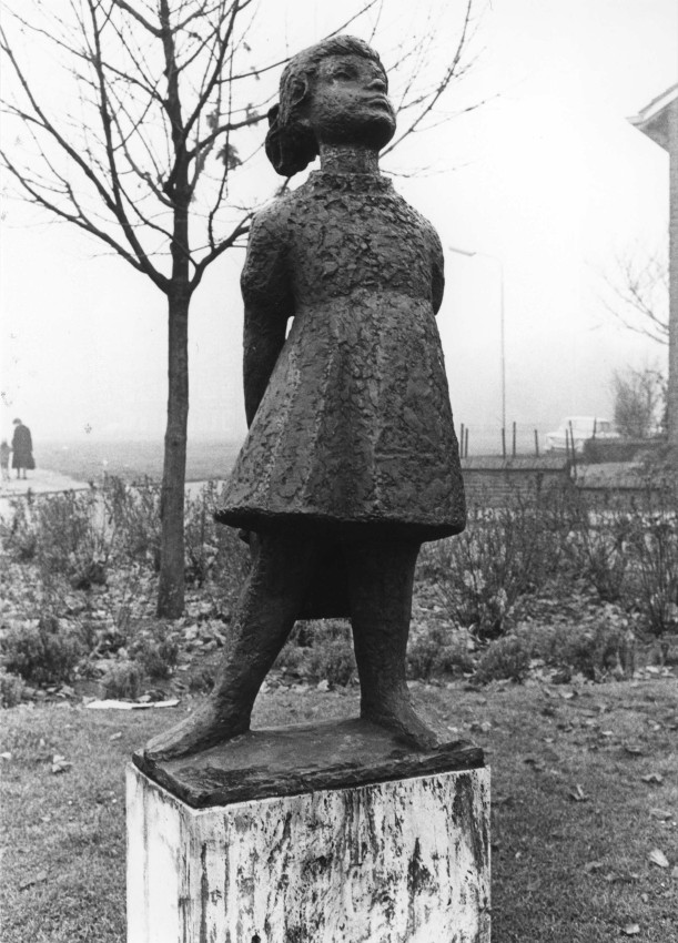 Het beeld "Meisje met schooltas" in brons ; in 1957 uit kalksteen gemaakt door Ed van Teeseling en vervangen door een bronzen exemplaar in 1969, Archipelstraat Galgenveld, 1975 (Frans Kup via F12230 RAN CCBYSA)