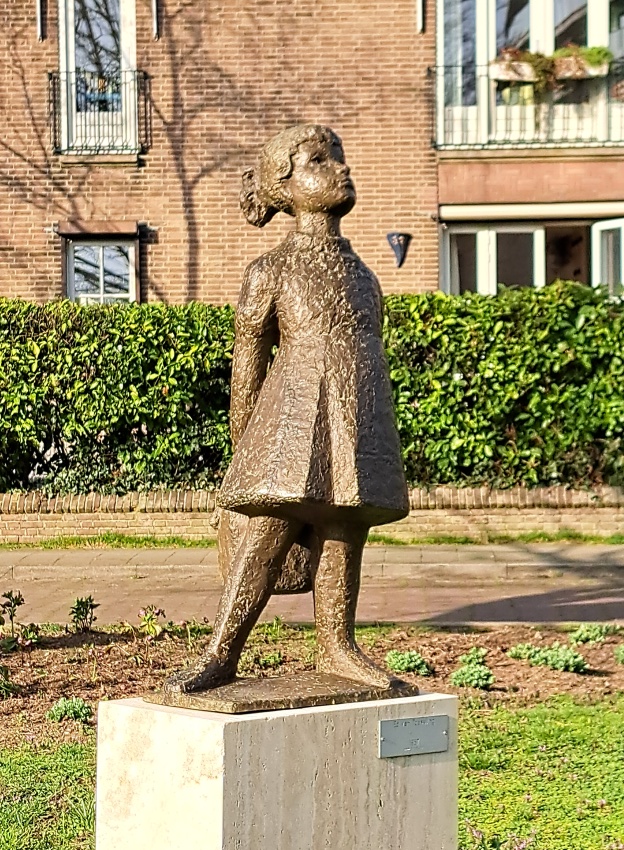 Meisje met schooltas van Teeseling Archipelstraat Galgenveld (maart 2026)
