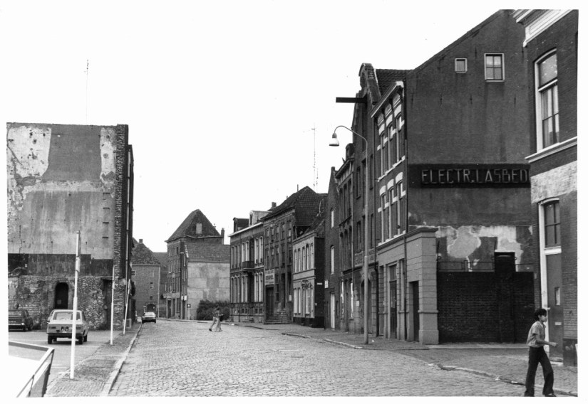 Panden (onder andere van de Ruiter) gelegen tussen de Papengas en de Observantenstraat, 1975 (Evert F. van der Grinten via F27358 RAN CCBYSA Auteursrechthouder: RAN)