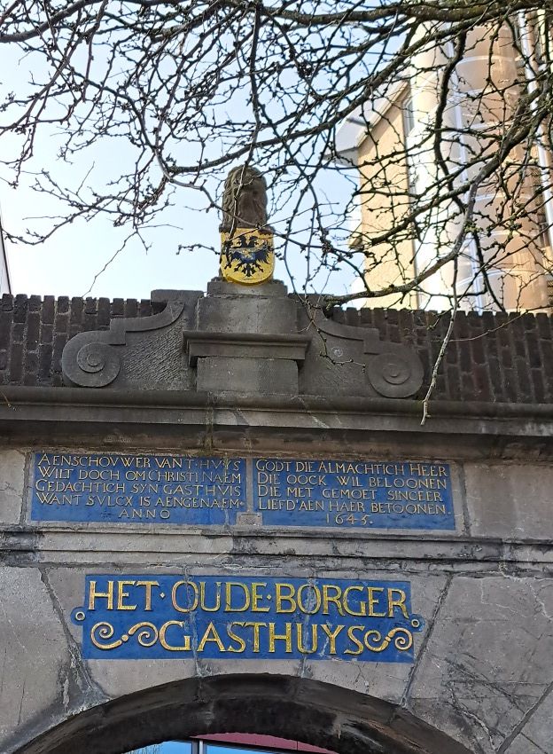Opschrift poort Oud Burgeren Gasthuis (maart 2026)