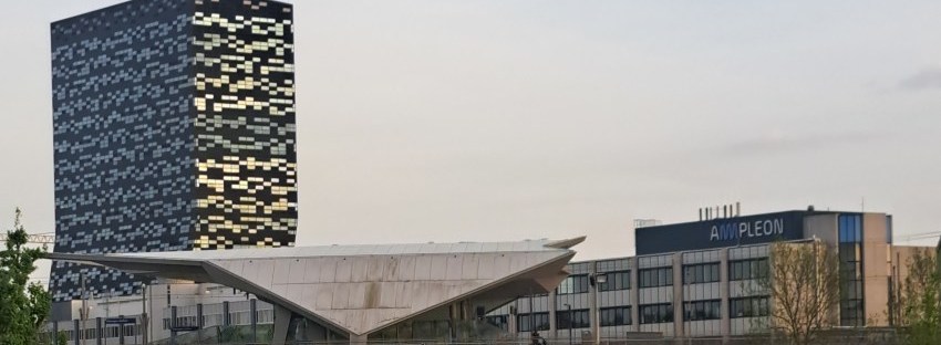 Station Nijmegen Goffert met daarachter 52Nijmegen en Ampleon (april 2026)