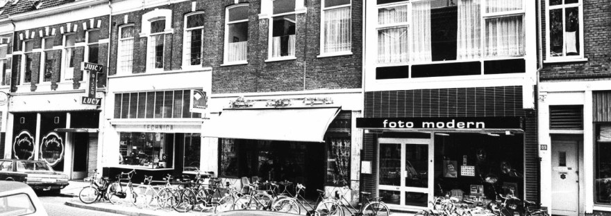 Winkelpanden (o.a. Disco-Bar Juicy Lucy, Technica en Foto Modern) met bovenwoningen, 1977-1980 (J.H. ten Have via F39116 RAN CCBYSA, Auteursrechthouder Hans en Tijs ten Have)