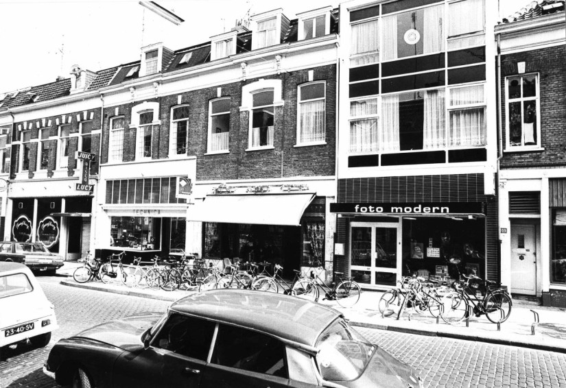 Winkelpanden (o.a. Disco-Bar Juicy Lucy, Technica en Foto Modern) met bovenwoningen, 1977-1980 (J.H. ten Have via F39116 RAN CCBYSA, Auteursrechthouder Hans en Tijs ten Have)