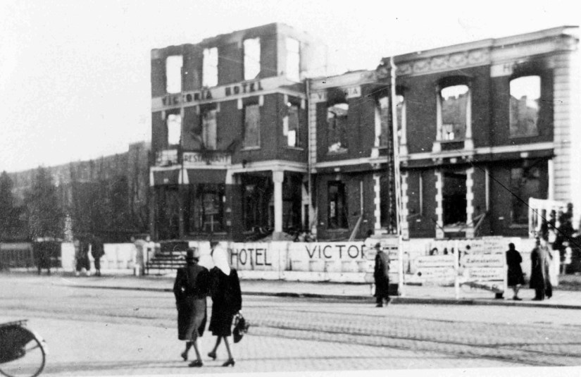 Het Victoriahotel op de hoek van de Van Schaeck Mathonsingel, het Stationsplein en de Van Oldenbarneveltstraat werd getroffen door het bombardement (22 februari 1944) en brandde helemaal uit, Stationsplein, 22/2/1944-15/3/1944 (GN1129-A RAN)