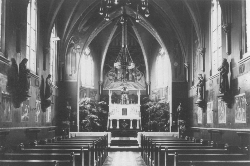 Schip en koor in de Kapel van het Klooster van de Zusters Franciscanessen van de Heilige Familie, Van Oldenbarneveltstraat 4, 1953 (Fotopersbureau Gelderland via F67406 RAN CCBYSA Auteursrechthouder: J.F.M. Trum)