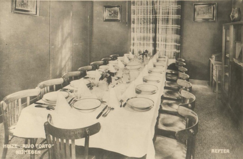 De refter (eetzaal) van Huize Rivo Torto op de hoek met de Schependomlaan, het Klooster van de paters Capucijnen (van 1934 tot 1956), Kerkpad 51 Hees, 1950 (Foto Grijpink via F18884 RAN CCBYSA)