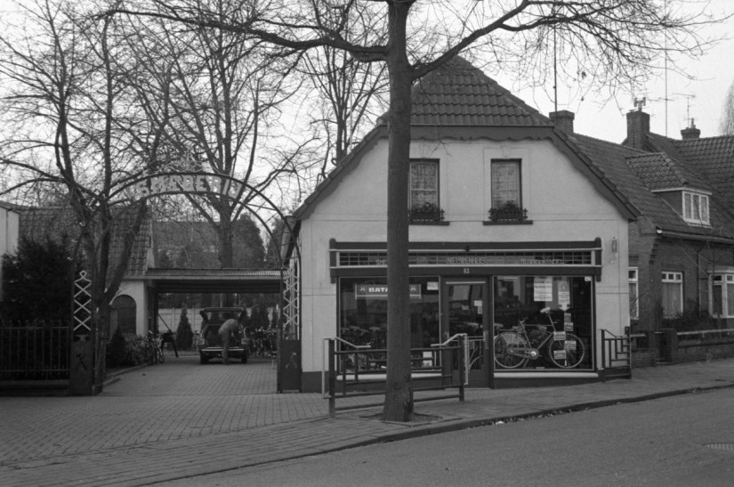 De Rijwielzaak & Smederij van de gebroeders Nieuwenhuis, 1986 (KN11551-4 RAN CC0)