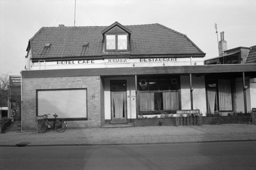 Hotel Café Restaurant "Juliana", 1986
Heel lang had zaal Juliana een horecabestemming
Sinds een aantal jaren is er een schoonheidssalon gevestigd, Schependomlaan 94, 1986 (KN11552-31 RAN CC0)