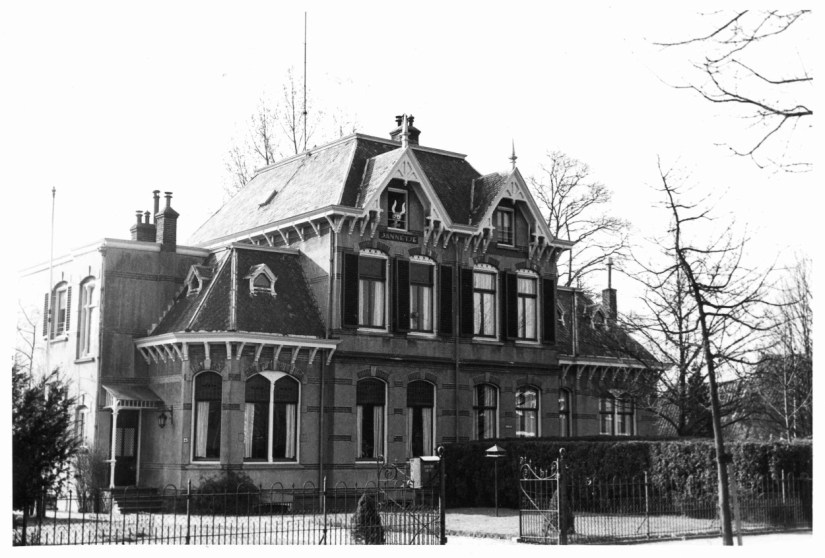 Links Villa Jannetje (was voorheen Villa Wilhelmina) en rechts Villa Johanna (was voorheen Villa Emma), gebouwd in 1898, Schependomlaan 23-25, 1972 (Evert F. van der Grinten via F78883 RAN CCBYSA tevens Auteursrechthouder)