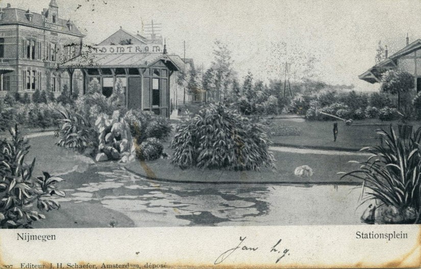 Stationsplein, Vanaf het station gezien, kijkend in zuidoostelijke richting zien we het Stationsplein met links het pand op de hoek met de van Oldenbarneveltstraat, rechts de loods van Van Gend en Loos, en in het midden het wachthuisje van de stoomtram,  1893-1898 (J.H. Schaefer's via F93498 RAN)