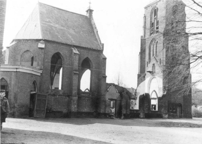 Verwoest middenschip Petruskerk, Schependomlaan 85-87 Hees, 4/4/1946  (F33237 RAN)