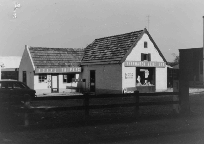 Doe Het Zelf- zaak van Van Werkhoven, Oude Graafseweg 96, 1971 (F92130 RAN CC0)