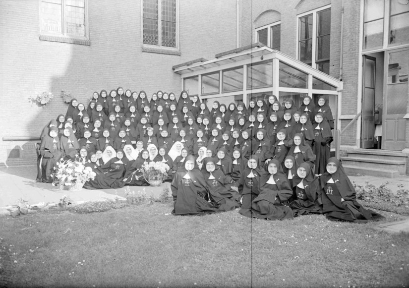 Groepsfoto van de Zusters Franciscanessen van de Heilige Familie, Van Oldenbarneveltstraat 4, 1953 (GN44182 RAN)
