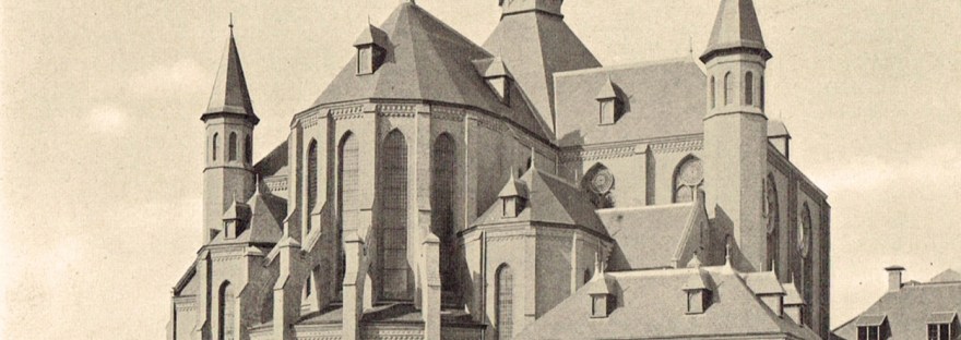 Antonius van Paduakerk, achterzijde; rechts de Pastorie, Groesbeekseweg Galgenveld, 1917 (F87789 RAN)