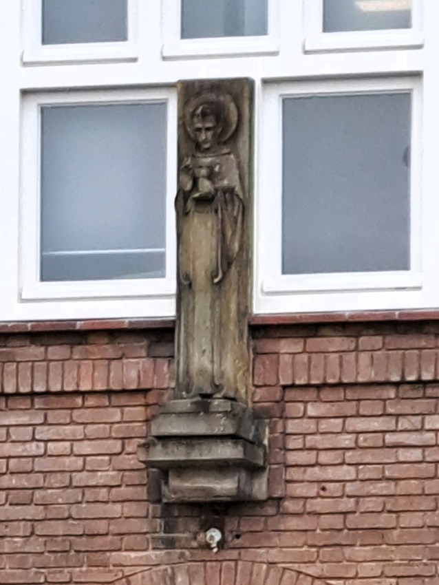 Beeld H. Joannes di So. Facundo boven ingang Augustijner klooster, Graafseweg (november 2024)