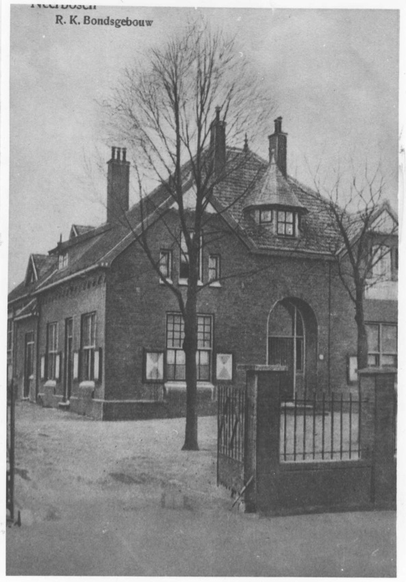 Het Rooms Katholieke Bondsgebouw heeft een wat typisch aanzien met zijn topgevels, opvallende dakkapellen en het met blauwe en rode pannen bedekte dak. Gebouwd in 1906 als rooms-katholiek bondsgebouw werd het ook gebruikt voor andere activiteiten. "Inmiddels" (ten tijde schrijven bijschrift door RAN) heeft het gebouw als bestemming een huisartsenpraktijk, Dennenstraat 106-108, 1930 (F16105 RAN)