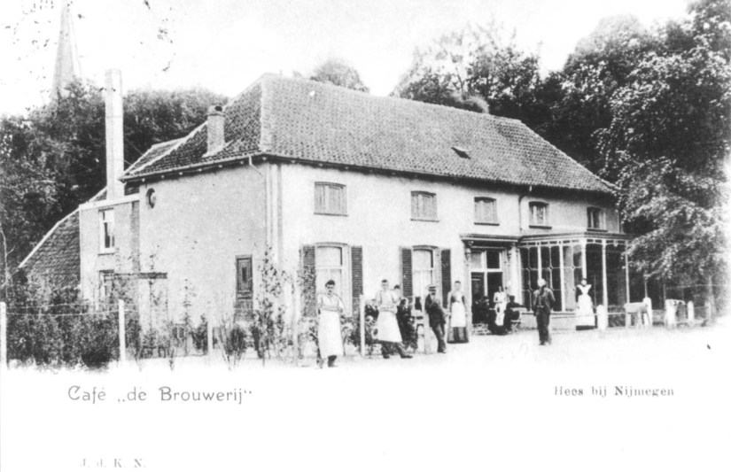 Café 'de Brouwerij' op de hoek met de Dennenstraat. Eigenaar was Johannes Petrus van Gemert, Kerkstraat Hees, 1900 (F67050 RAN)