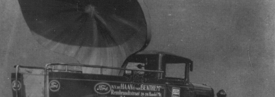 Een vrachtwagen (merk Ford) van de N.V. de Haan & Van Benthem, Rembrandtstraat, 1925 (F53732 RAN)