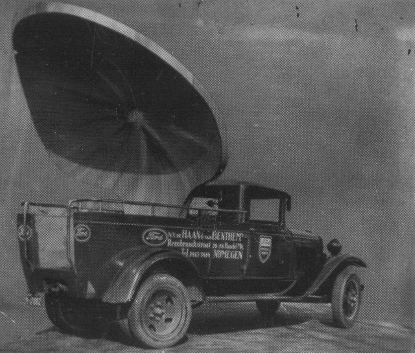 Een vrachtwagen (merk Ford) van de N.V. de Haan & Van Benthem, Rembrandtstraat, 1925 (F53732 RAN)