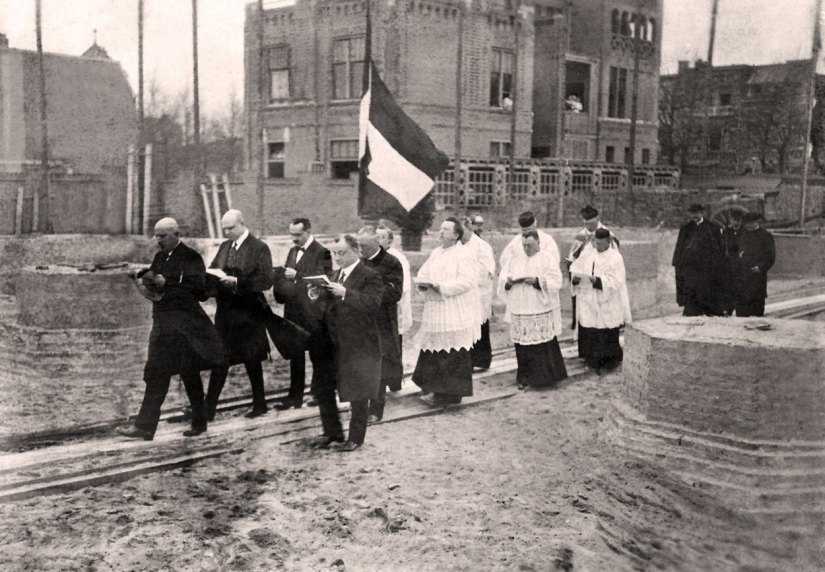 Eerste steenlegging van de Antonius van Paduakerk door pastoor O'Reilly, Groesbeekseweg Galgenveld, 4/4/1916 (F87784 RAN)