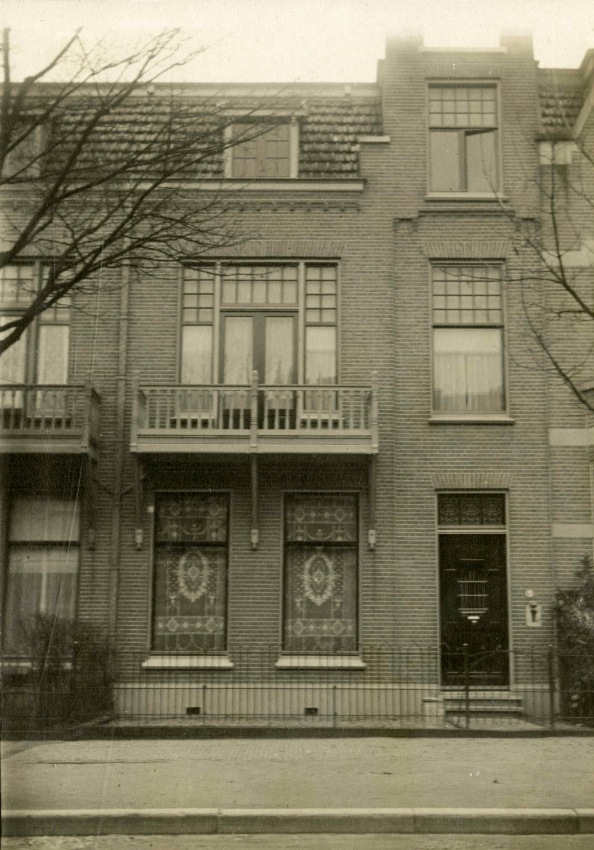 De 'Fransche straat' met de woning van houthandelaar Jacobus Winus Johannes (Cobus) Hallo (01/06/1880 - 01/01/1934) en echtgenote Johanna Christina van Houweninge (11/12/1891 - 21/07/1974), jongste dochter van Joachimus (Chiem) van Houweninge (24/03/1859 - 22/02/1936), steenkolenhandelaar, grootgrondbezitter van het gebied op en grenzend aan de Kwakkenberg en oprichter van het gelijknamige villapark, en echtgenote Sophia Frederika Hamerslag (05/02/1862 - 07/10/1936), Fransestraat 51 (huidig), 1915 (F39603 RAN)