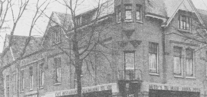 Café-Restaurant Hotel Royal van de Wed. E.W. Poos-Aengenent (adres Prins Hendrikstraat 40-42) met de stalhouderij op de Waldeck Pyrmontsingel 4 (links), foto gedateerd 1925 (F15997 RAN)