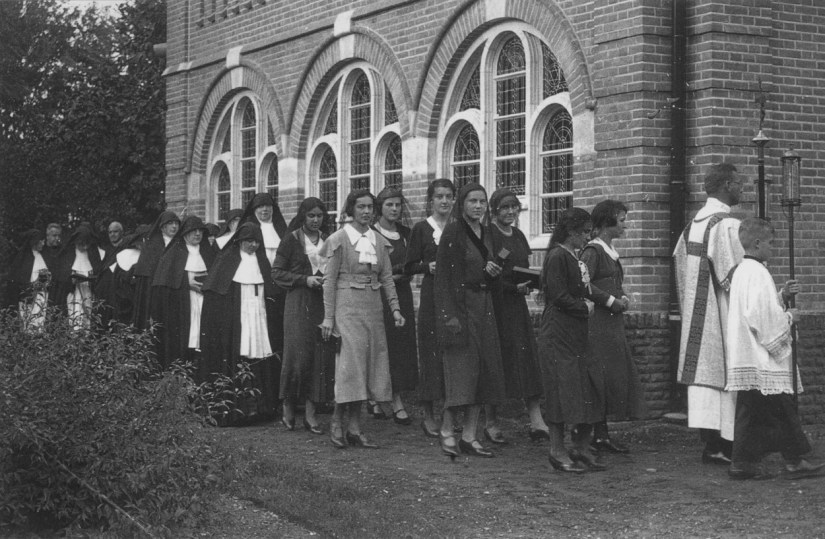 Inzegening van de kapel van Villa De Wolfskuyl door de bisschop van Den-Bosch, Mgr. A.F. Diepen. De kapel is ontworpen door Charles Estourgie en bevindt zich naast het klooster van de Zusters Kanunnikessen van het Heilig Graf, Graafseweg 232, 16/10/1933 (F65305 RAN)