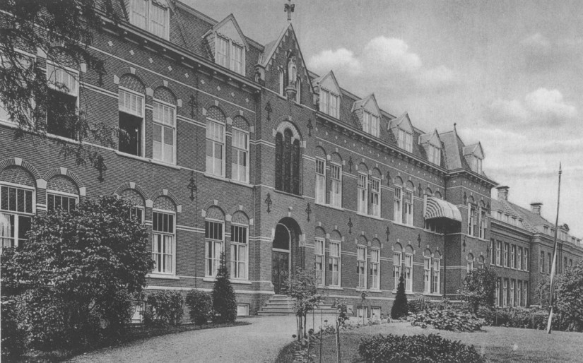 Het Klooster van de Zusters Dominicanessen. In 1911-1912 werd het nieuwe klooster gebouwd. Hierin werden scholen en een pensionaat gevestigd. Eind jaren tachtig van de vorige eeuw kwam er een einde aan het onderwijs door de zusters en in 1989 werd het klooster afgebroken, Dennenstraat, 1955 (F16106 RAN)