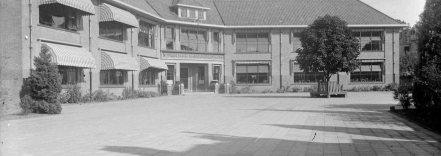 Schoolgebouw van de Nijmeegse School Vereniging, een neutrale school voor lager en uitgebreid lager onderwijs, ontworpen door de Nijmeegse architect Willem Hofmann; op 5 september 1931 geopend. Nu de Sint Joris school voor VMBO en is het adres Heijendaalseweg, Heyendaalseweg 45 Galgenveld, datering foto 1931-1955 (GN9487 RAN)