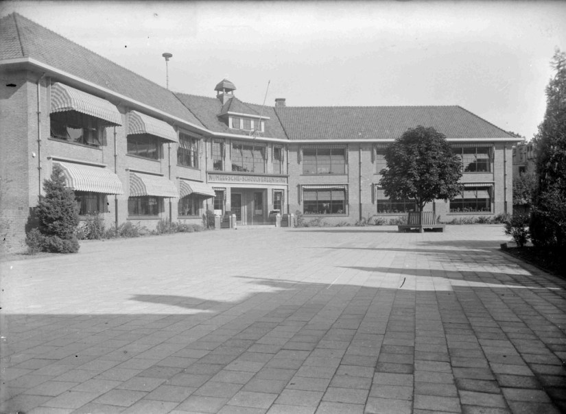 Schoolgebouw van de Nijmeegse School Vereniging, een neutrale school voor lager en uitgebreid lager onderwijs, ontworpen door de Nijmeegse architect Willem Hofmann; op 5 september 1931 geopend. Nu de Sint Joris school voor VMBO en is het adres Heijendaalseweg, Heyendaalseweg 45 Galgenveld, datering foto 1931-1955 (GN9487 RAN)