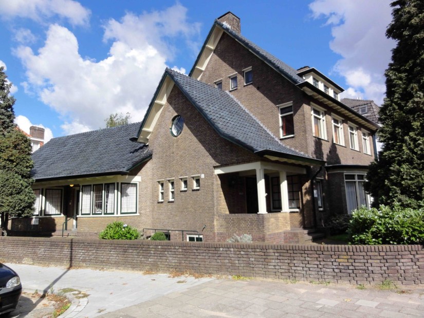 Woonhuis op de hoek met de Reestraat, ontworpen in 1938 door Charles Estourgie Junior i.o.v. Dokter Vermeer. Rijksmonument 523018, zijaanzicht, St. Annastraat 244, 2010 (Henk van Gaal via DF906 RAN CC0)