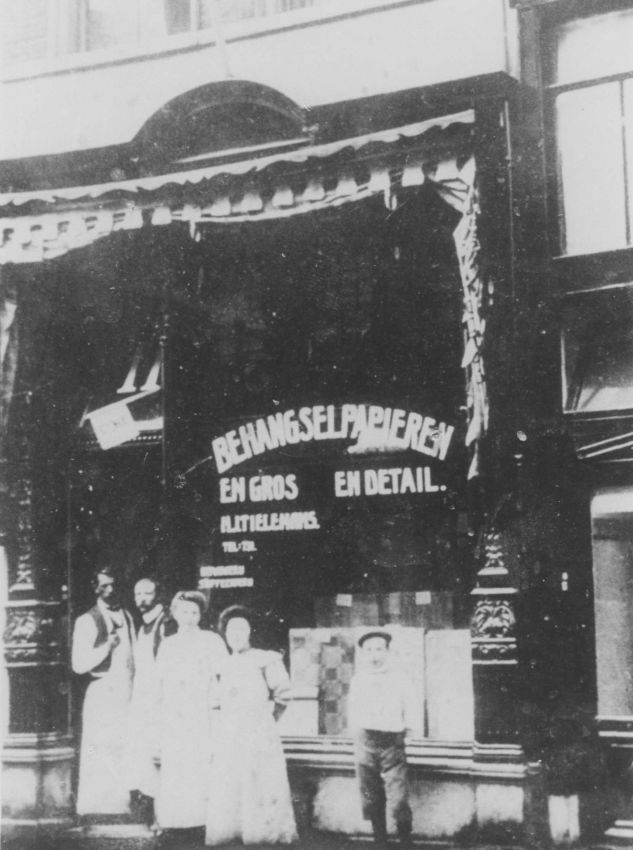 Etalage van de winkel in behangselpapieren en gros en detail met personeel en eigenaar H.J. Tielemans voor de winkel, Kannenmarkt 11 (oud adres), 1897-1899 (F15187 RAN)