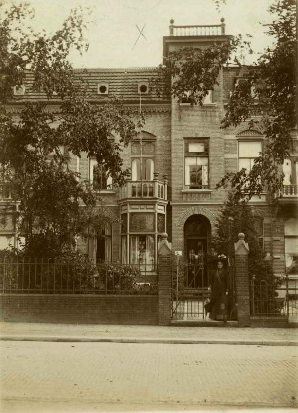 Woning van de familie Rutgers-Dinckgreve. P.A. Rutgers (16/09/1884 - 12/08/1954) was ontvanger der belastingen voor het polderdistrict 'Circul van de Ooij', adjunct-secretaris van de Kamer van Koophandel en Fabrieken voor het Land van Maas en Waal en consul van de Koninklijke Nederlandsche Toeristenbond ANWB, Waldeck Pyrmontsingel 81 (huidig) Altrade, 1911-1913 (F48756 RAN)