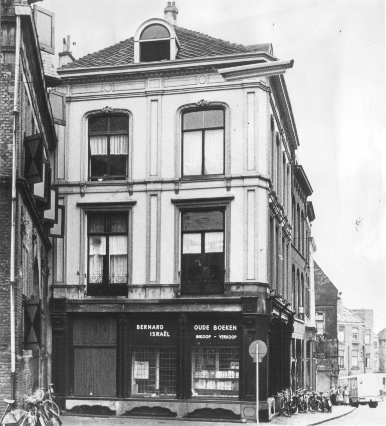 Vanaf de Grote Markt (met links de Waag) in de richting van de Smidstraat; op de voorgrond het pand van Antiquariaat Bernard Israël, Kannenmarkt, 1960 (Jan Cloosterman via F14395 RAN CCBYSA)