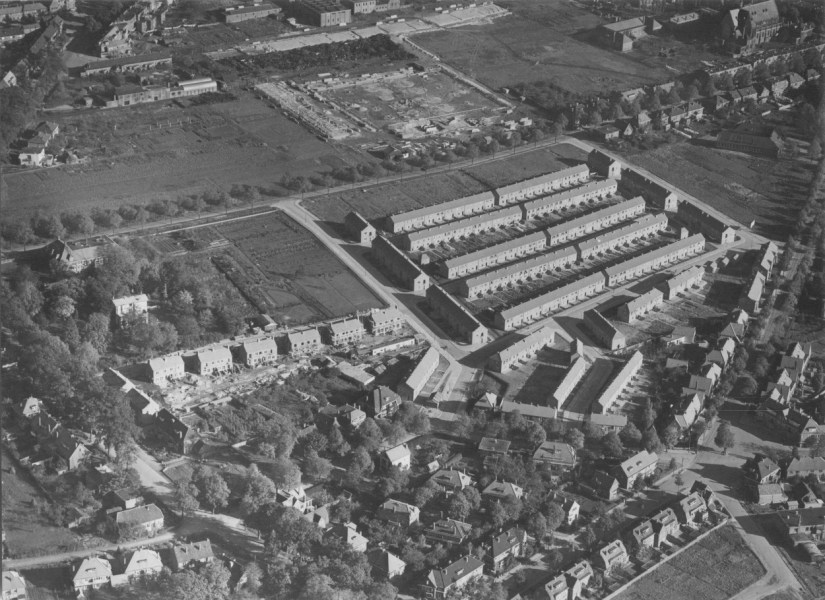Luchtfoto van de Vogelbuurt in de wijk Wolfskuil : bovenin v.l.n.r. de Marialaan met daarboven de bouw van de Nijmeegse Veiling ; daar onder woningen aan o.a. de Pluvierstraat, de Fuutstraat, de Korhoenstraat, de Patrijsstraat, de Bosduifstraat , de Meerkolstraat en de Roerdompstraat ; rechts onderin een stukje van de Molenweg; daarboven de Tweede Oude Heselaan ; onderin in het midden de Emmalaan en de Prinsenlaan, 1949 (F58504 RAN)