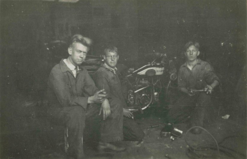 Eigenaar H.A. de Vos (links) poseert met zijn (auto)monteurs in de gelijknamige garage, begonnen in 1934, 1938-1943 (Foto v.d. Horst via F26472 RAN)