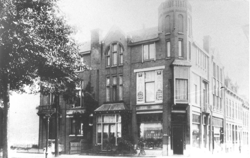 Een winkel op de hoek met de Hugo de Grootstraat (rechts), 1930 (F6303 RAN)