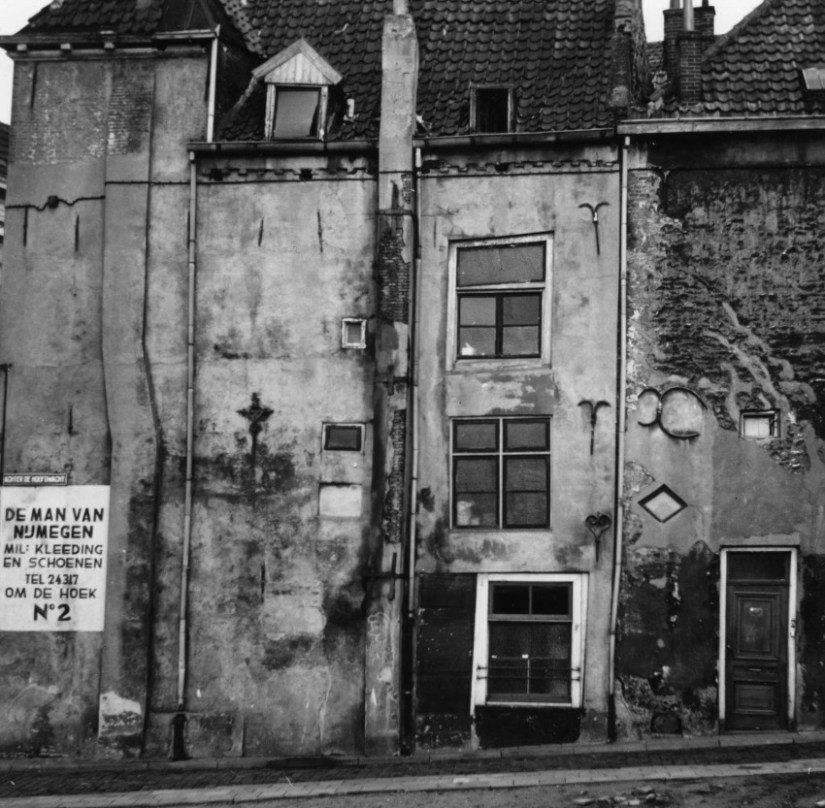 De zijgevel van Kannenmarkt nr. 2 (links); langs Achter de Hoofdwacht 8 - 4, voor de restauratie, 8/8/1966 (Gerrit Berends via F92382 RAN CCBYSA)