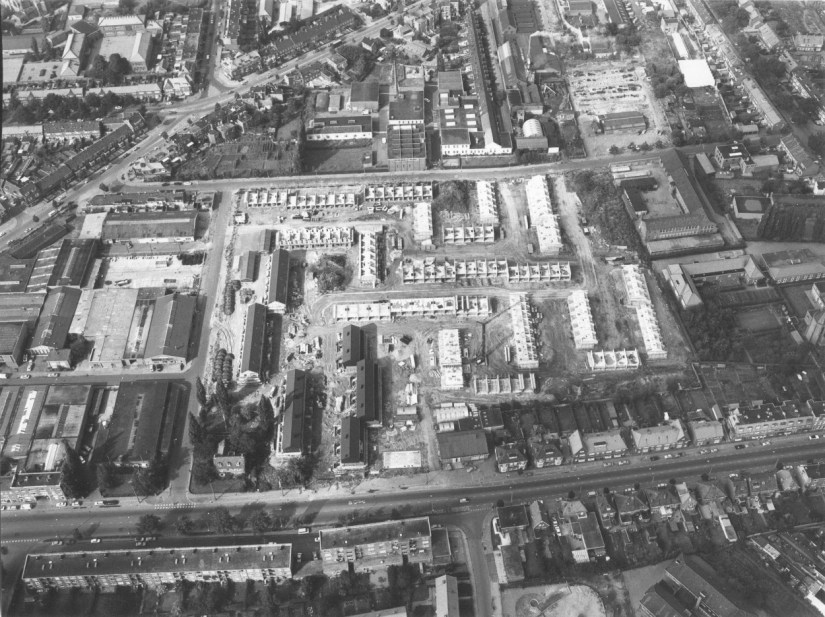 Luchtfoto van de bouw van woningen aan de Zwaluwstraat, op het terrein van de voormalige veiling : onderin de Marialaan, links de Koekoekstraat en de Kievitstraat, linksboven de Voorstadslaan en bovenin de Sperwerstraat ; rechtsboven het terrein van de Nijmeegse IJzergieterij en een stukje van de Krayenhofflaan, 1979-1908 (Fotopersbureau Gelderland via F58510 RAN CCBYSA Auteursrechthouder: J.F.M. Trum)