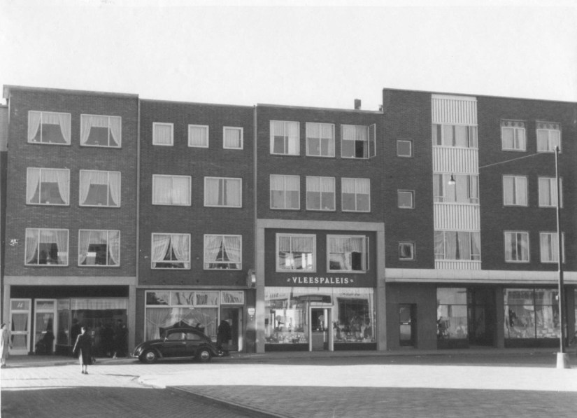 Mariënburgsestraat 6-14: Van links naar rechts; Het Brillenpaleis, Café De Pool, het Vleespaleis en Duives Manufacturen en Herenmode, 1955 (F30514 RAN)