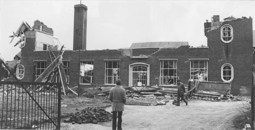 De afbraak van het veilinggebouw van de Nijmeegse Veiling ; hier zouden in 1980 huizen gebouwd worden aan de Zwaluwstraat, Marialaan 104 Biezen, 6/1/1976 (Jan Cloosterman via F29578 RAN CCBYSA)