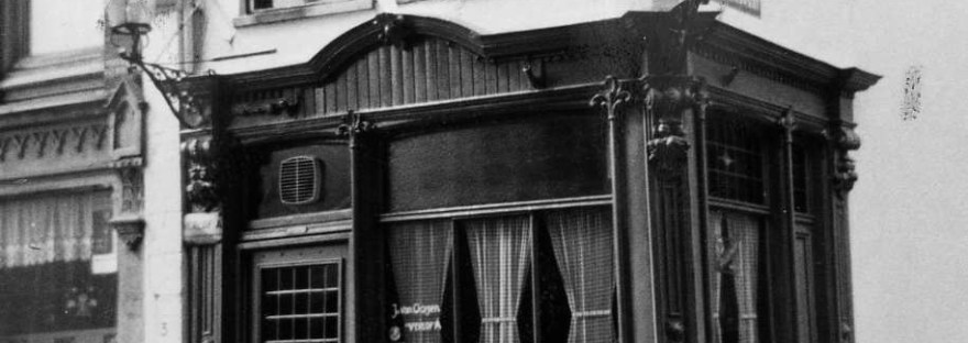 Café ‘In de Blaauwe Hand’ van uitbater Van Ooijen, Achter de Hoofdwacht 3, 11/1973 (F86350 RAN CC0)