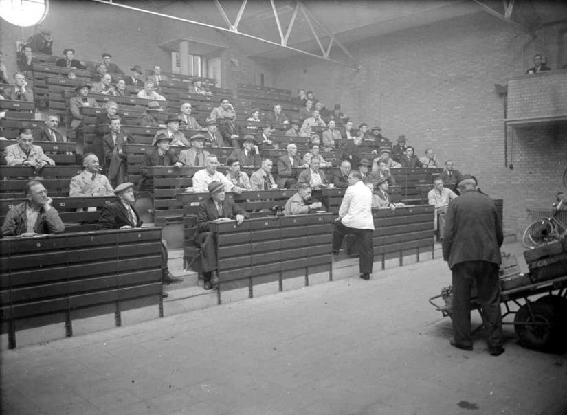 Het Veilinggebouw van de Nijmeegse Veiling tijdens een veiling, Marialaan 104, 1951 (GN5213 RAN)