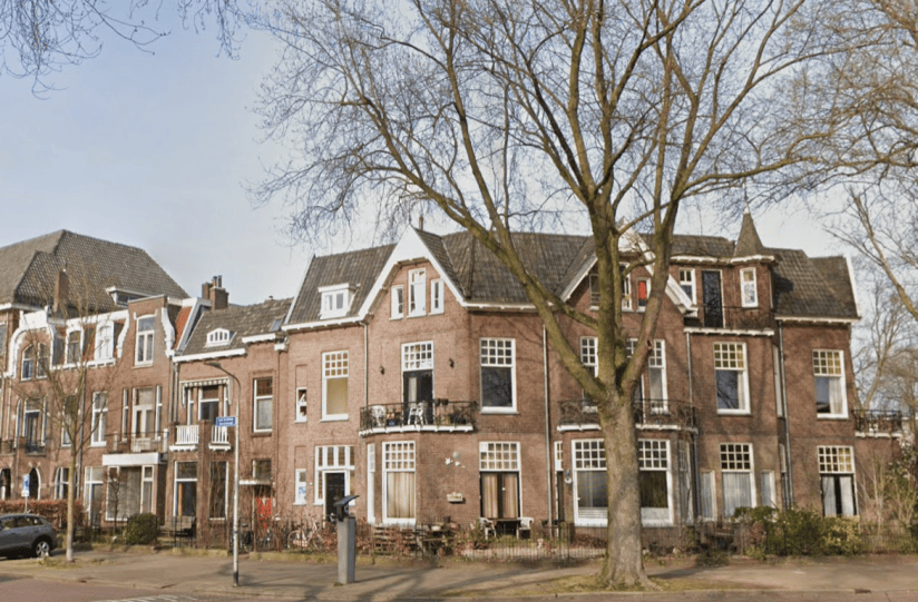 Sumatraplein, hoek Van Slichtenhorststraat (links) en Sumatrastraat, maart 2025 (Google Streetview)