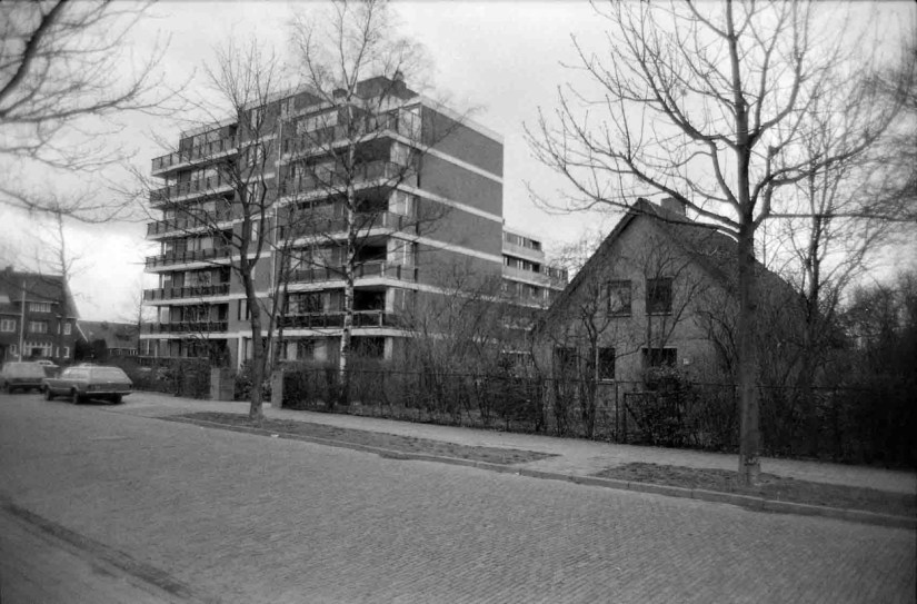 Links de Huygensflat (op de hoek met de Berg en Dalseweg) en rechts de woning aan de Huygensweg 14, 1982 (Ber van Haren via KN13514-22 RAN CC0 Auteursrechthouder: gemeente Nijmegen)