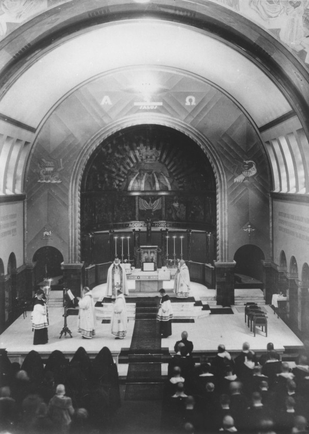 De officiële inwijding van de Kapel van het St. Dominicus College.
De kapel van het St. Dominicuscollege behoorde bij het klooster- en scholencomplex van de paters Dominicanen uit de jaren 20. In 1992 werd het door brandstichting
verwoest.
De kapel werd in 1926 door architectenbureau Ed. Cuypers gebouwd, Dennenstraat 135, 16-2-1928 (F14804 RAN)