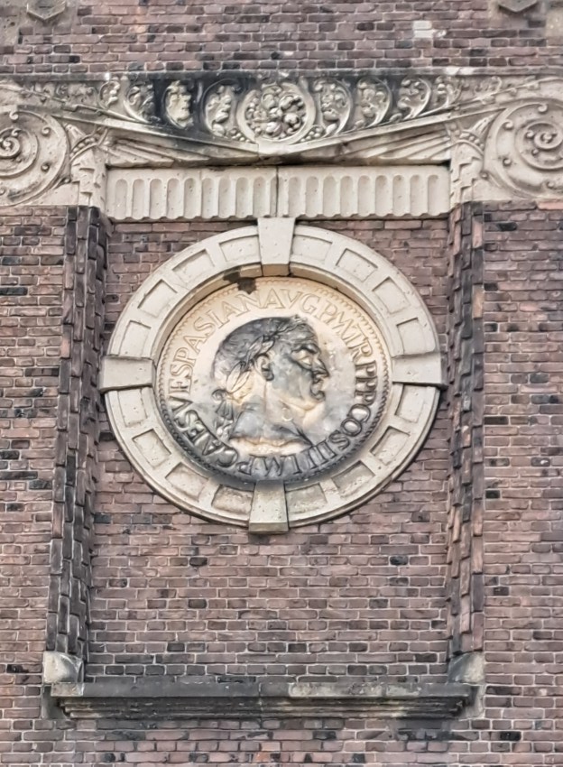 Medaillon rechts, Museum Kam (augustus 2026)