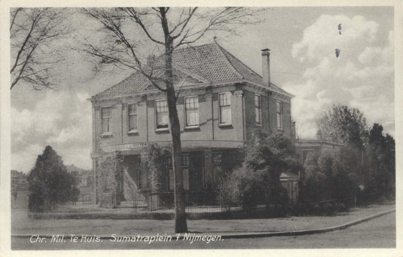 Het Protestants Militair Tehuis (P.M.T.) (Borneostraat 2) met rechts de Celebesstraat ; P.S. het pand is afgebroken en op deze plek staat tegenwoordig het appartementencomplex Residentie Sumatra, Sumatraplein 7 Galgenveld, 1930-1933 (F34108 RAN)