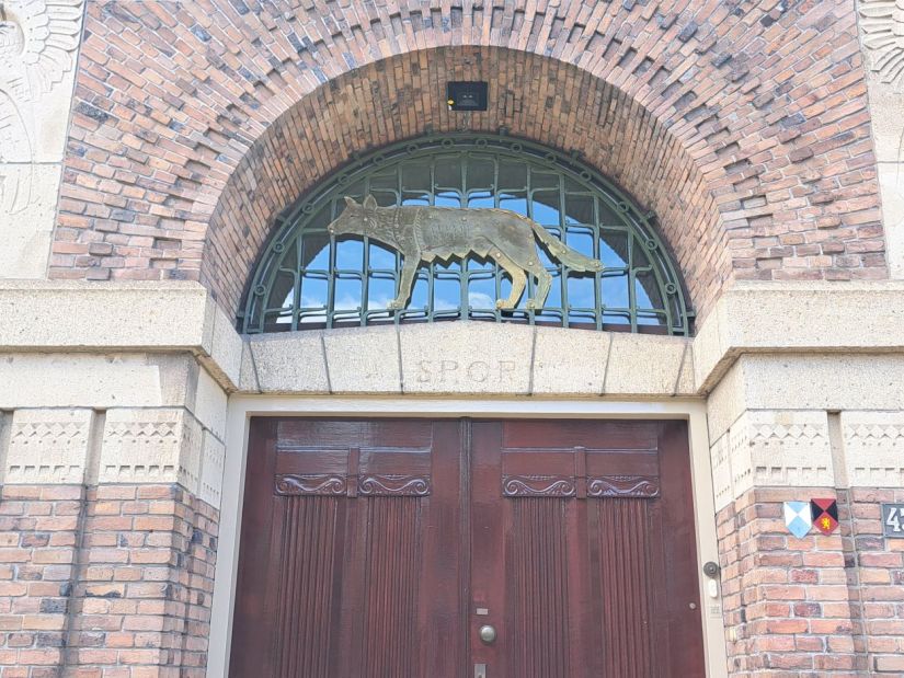 Romeinse wolk boven ingang Museum Kam (augustus 2026)