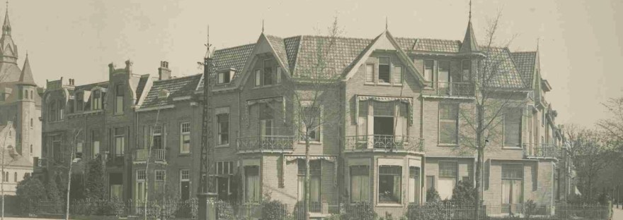 Sumatraplein: Uiterst links zichtbaar de zijkant van de Antonius van Paduakerk aan de Groesbeekseweg. De achterkant ligt aan de Van Slichtenhorststraat (links), rechts de Sumatrastraat Galgenveld, 8/1916 (F47153 RAN)